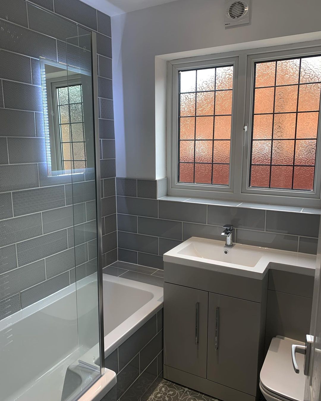 We can project manage your new bathroom installation from start to finish, you will have peace of mind knowing our team of trades work hand in hand to bring your vision to life. Contact us today!
Full bathroom installations
Full wet room installations
Shower Rooms
En-suites
